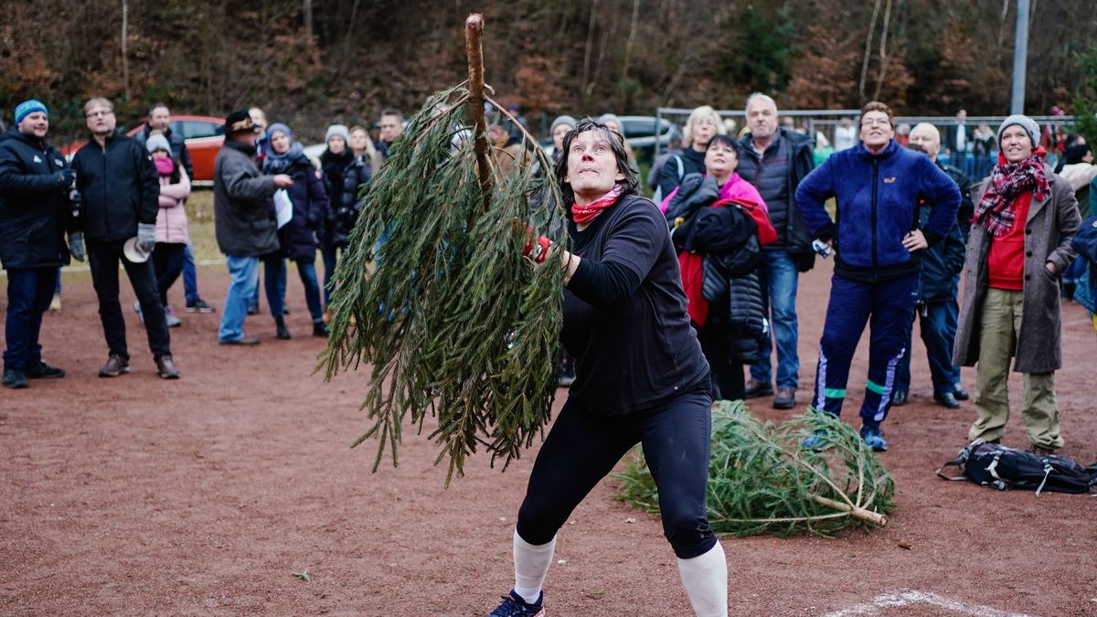 Týden obrazem: soutěž v házení vánočních stromků i cirkus u papeže